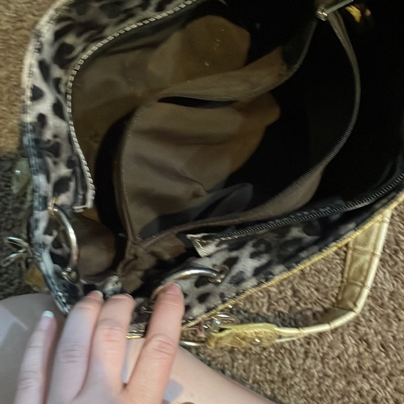 Purse. Has lots of pockets and will hold a lot - Picture 4 of 4